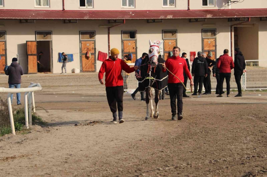 Seyisler greve gitti, yarışlar 2 buçuk saat ertelendi