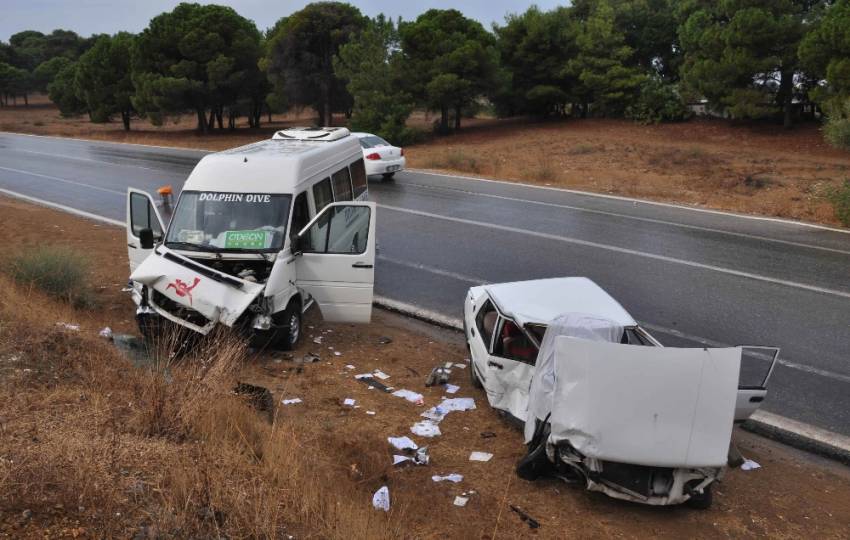 Turistleri taşıyan minibüs otomobille çarpıştı: 6 yaralı