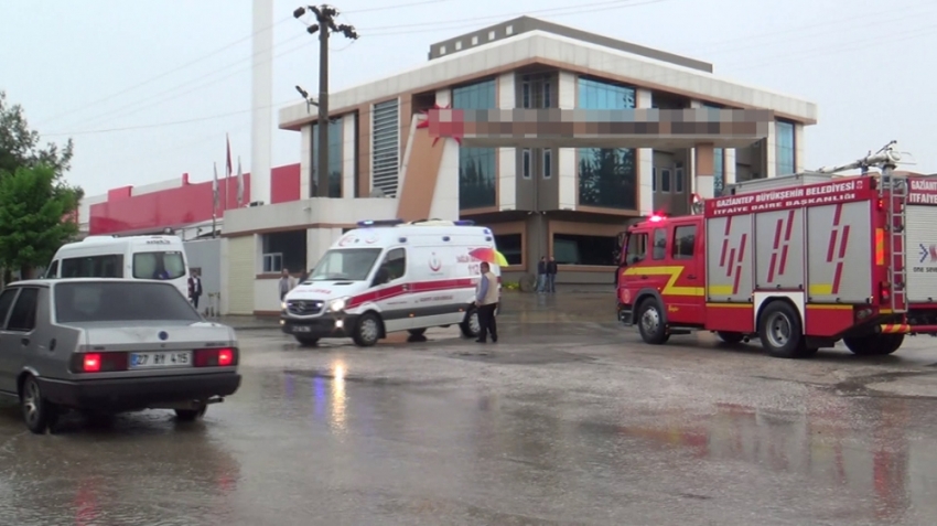 Fabrikanın istinat duvarı çöktü: 1 yaralı, 1 kayıp