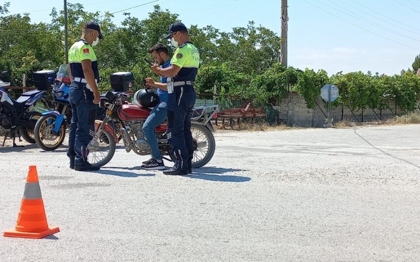 Jandarma ekiplerinden trafik denetimi