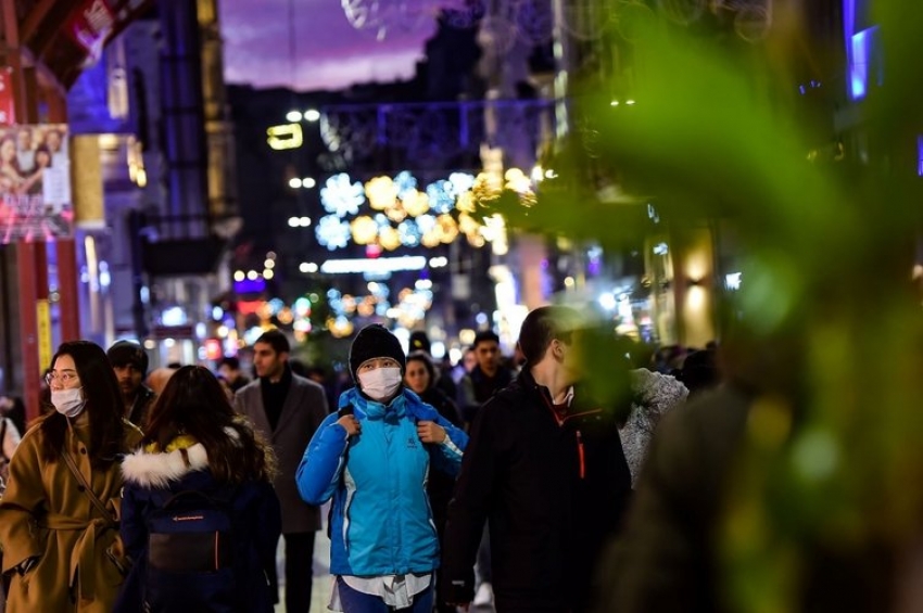 Sokakta sigara içmek yasaklandı, gece kulüpleri kapatıldı