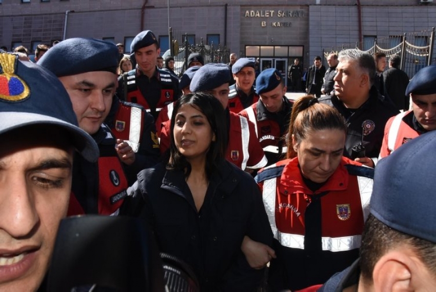 Kemerini çıkararak, nişanlısına 'gözlerini kapa sana sürpriz yapacağım' dedi