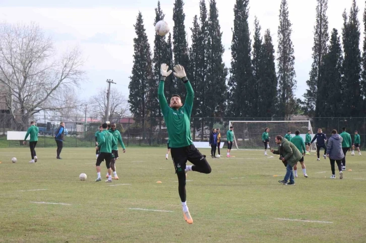 10 maçtır mağlup olmayan Sakaryaspor, ezeli rakibini yenmek için sahaya çıkacak
