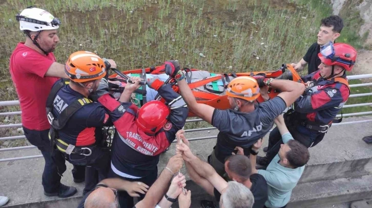 10 metre yüksekten düşen epilepsi hastası şahsın yardımına itfaiye ekipleri yetişti
