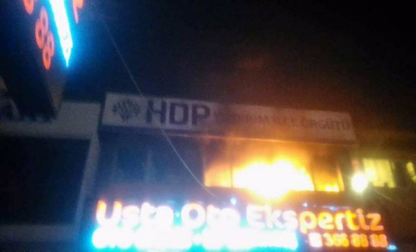 Bursa'da HDP binasını ateşe verdiler