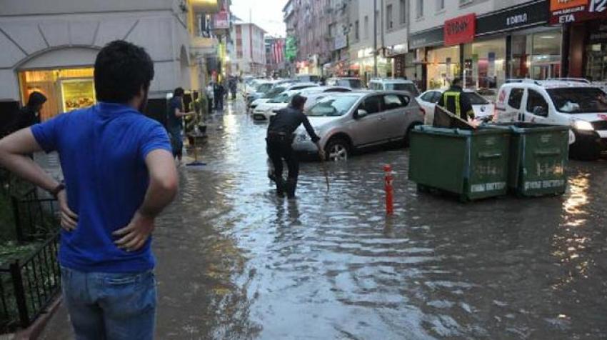 15 dakikalık yağış hayatı felç etti