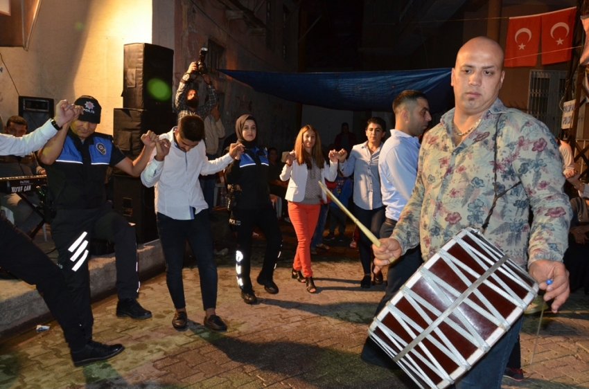 Polis hem oynadı, hem maganda uyarısı yaptı