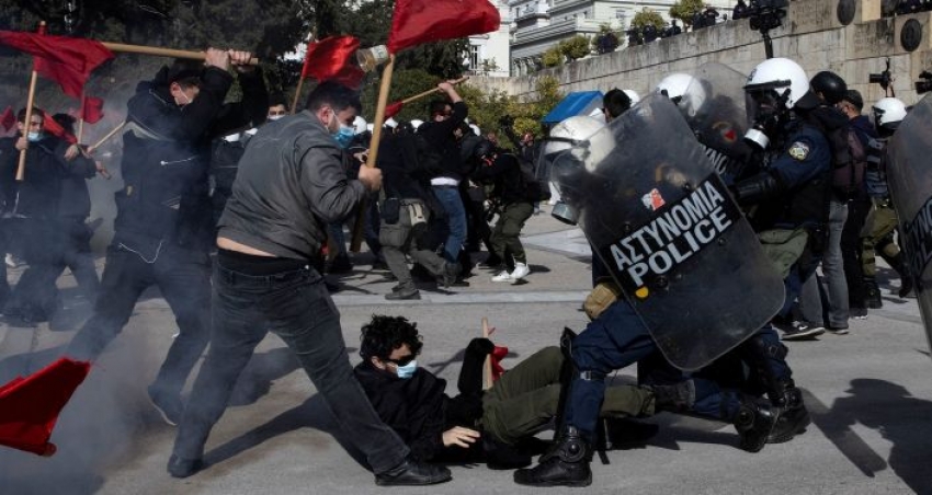 Yunanistan'da öğrenciler ayaklandı