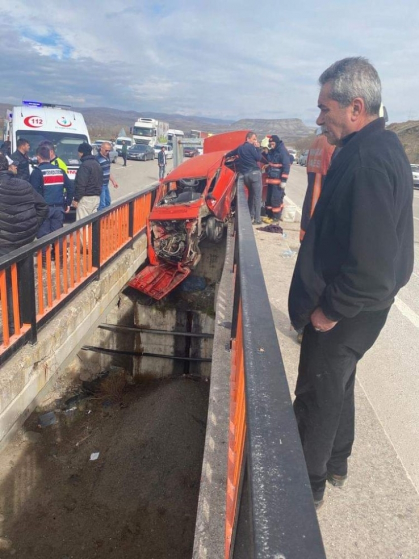 Kontrolden çıkan araç köprüde asılı kaldı