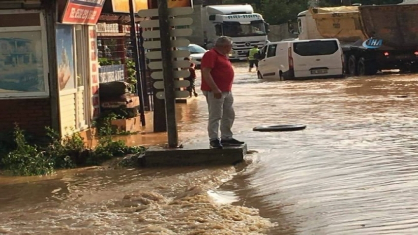 Selde mahsur kalan 8 kişi için kurtarma çalışması başlatıldı