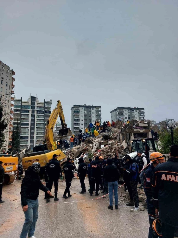 100 kişiye mezar olan apartmanın müteahhitti baba-kız aranıyor
