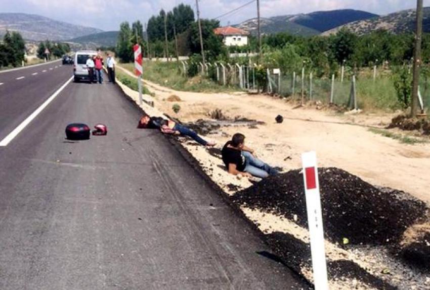 Motosiklet otomobille çarpıştı; astsubay yaralandı, eşi öldü