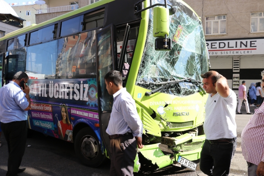 Halk otobüsü kepçeye çarptı: 5 yaralı