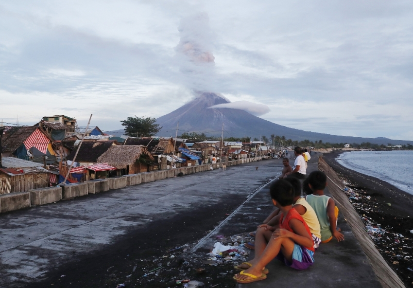 Mayon durulmuyor: 85 bin kişi tahliye edildi