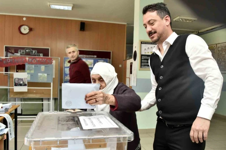 112 yaşındaki Güllü nine oy kullanmak üzere koltuk değnekleri ile sandık başına geldi
