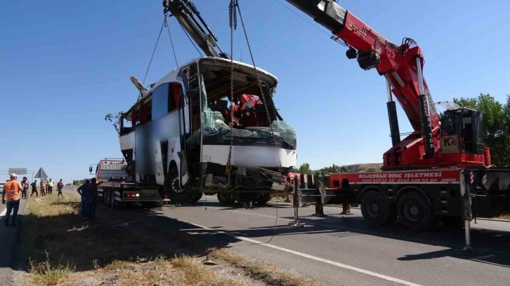 12 kişinin hayatını kaybettiği otobüs şarampolden çıkarıldı
