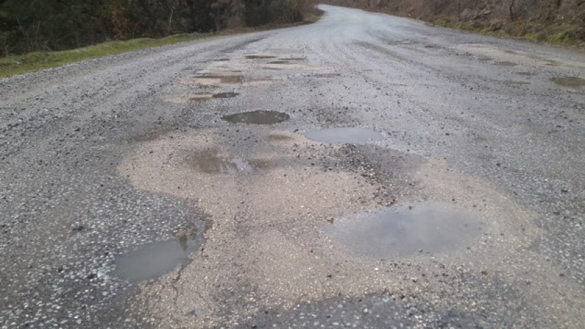 Keles yolu köstebek yuvasına döndü