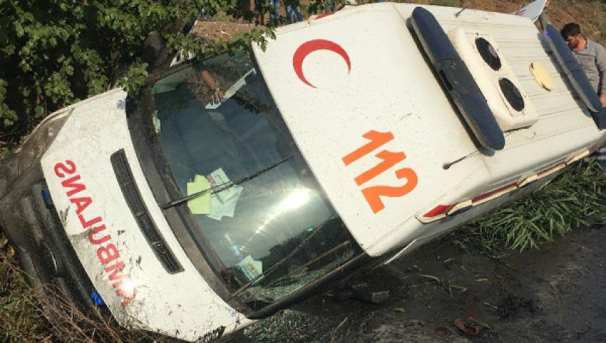 Diyarbakır'da ambulans devrildi: 7 yaralı