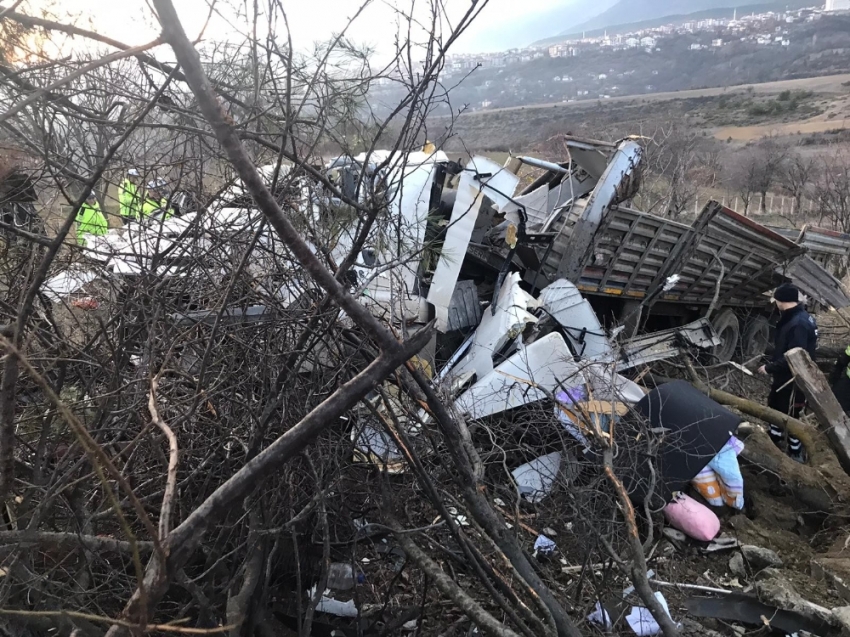 Freni boşalan tır şarampole devrildi: 1 ölü