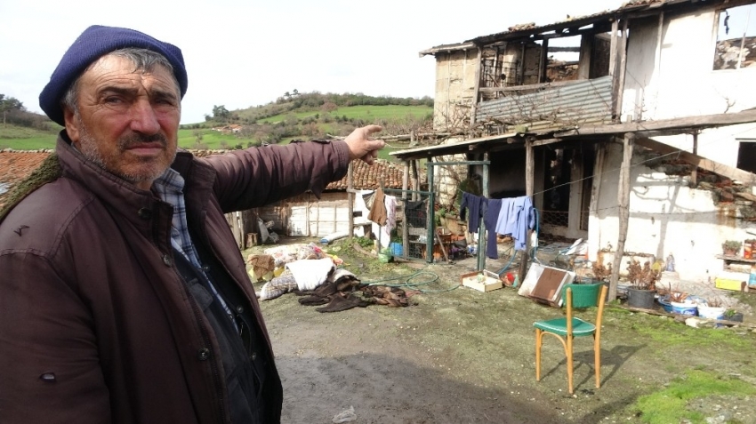 Yıldırım düşen ev küle döndü, kadınlar gözyaşlarını tutamadı