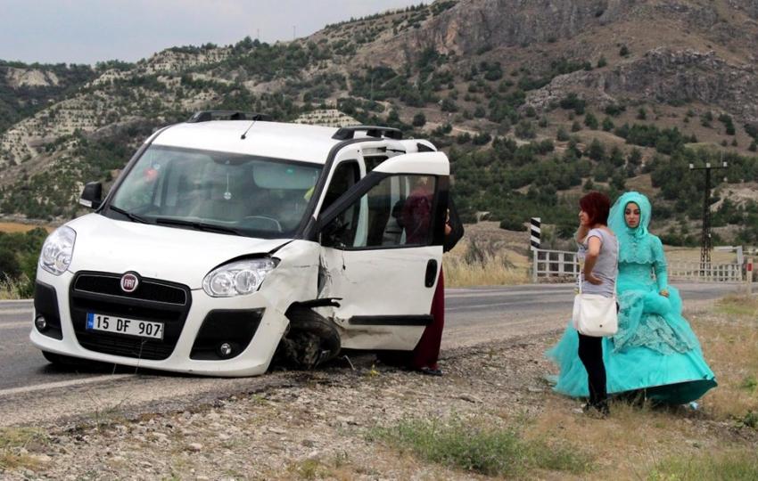 Düğün ve nişan otomobilleri çarpıştı