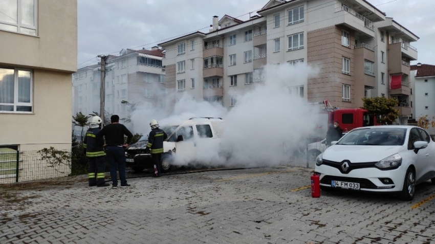 Park halindeki otomobil alev alev yandı