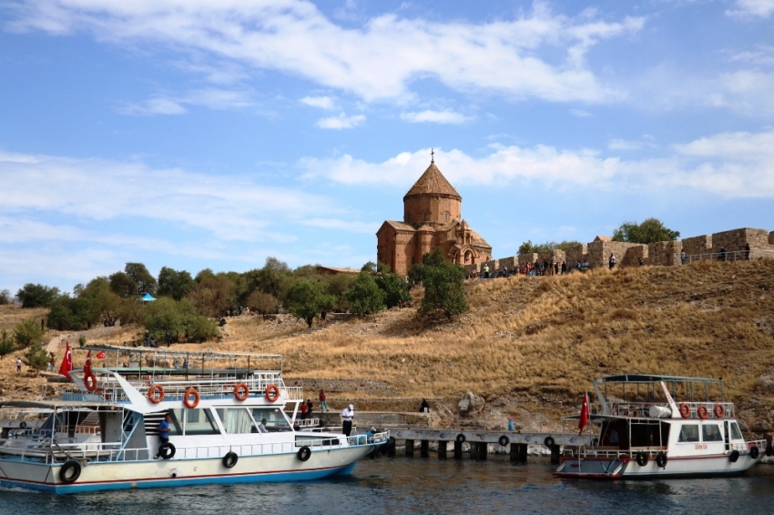 Akdamar Kilisesi’nde Ermeni ayini