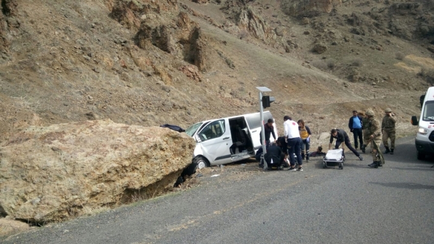 Eleşkirt’te trafik kazası: 5’i asker 7 yaralı