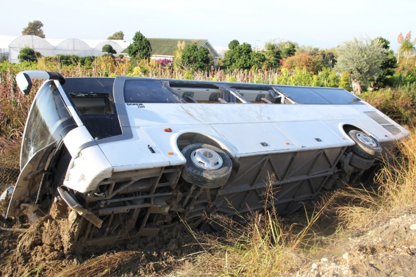 Personel servisi şarampole devrildi: 14 yaralı