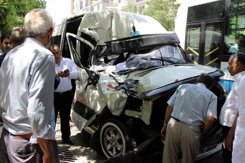 Öğrenci minibüsü kaza yaptı: 14 yaralı