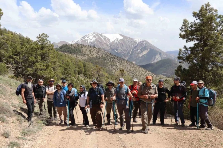 15 km yürüdüler, sonra zirvenin keyfini çıkardılar
