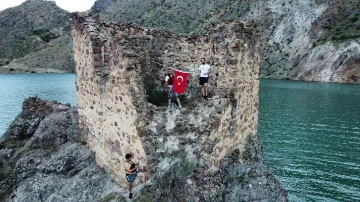 15 Temmuz anısına sular altında kalan kaleye Türk bayrağı asıldı
