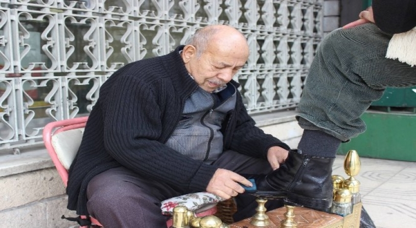 58 yıldır Bursa'da aynı yerde ayakkabı boyuyor