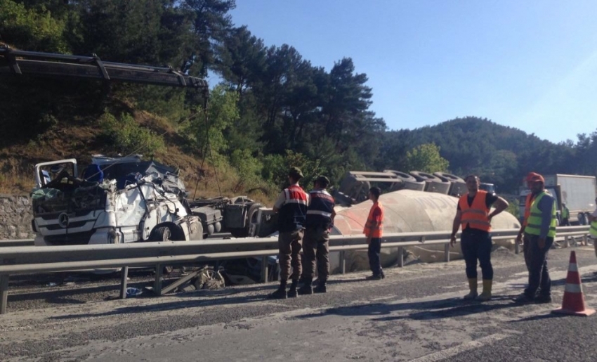 Çimento yüklü TIR devrildi: 1 ölü