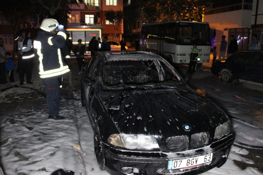 Kardeşine kızıp annesinin otomobilini yaktı