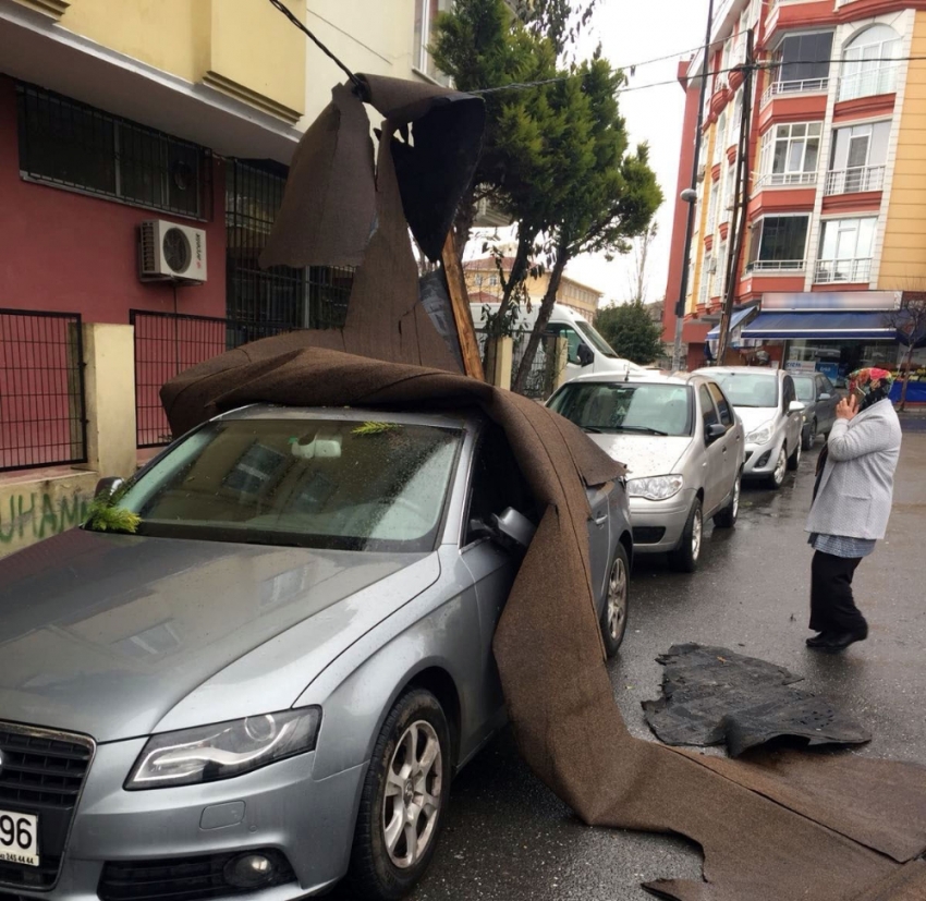 İstanbul’da şiddetli lodos çatıları uçurdu