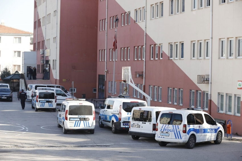 Okul müdürünü vuran güvenlik görevlisi hayatını kaybetti