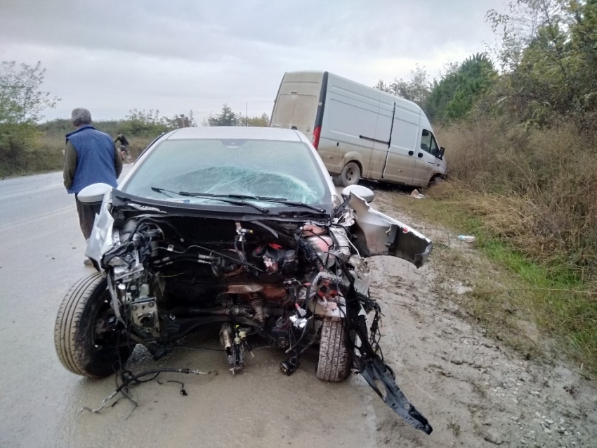 Kazanın şiddetiyle otomobilin motoru fırladı