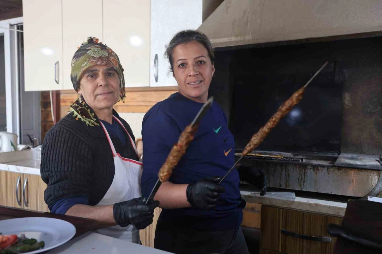 16 yıllık gelin ve görümce kebap tezgahında birlikte mesai yapıyor
