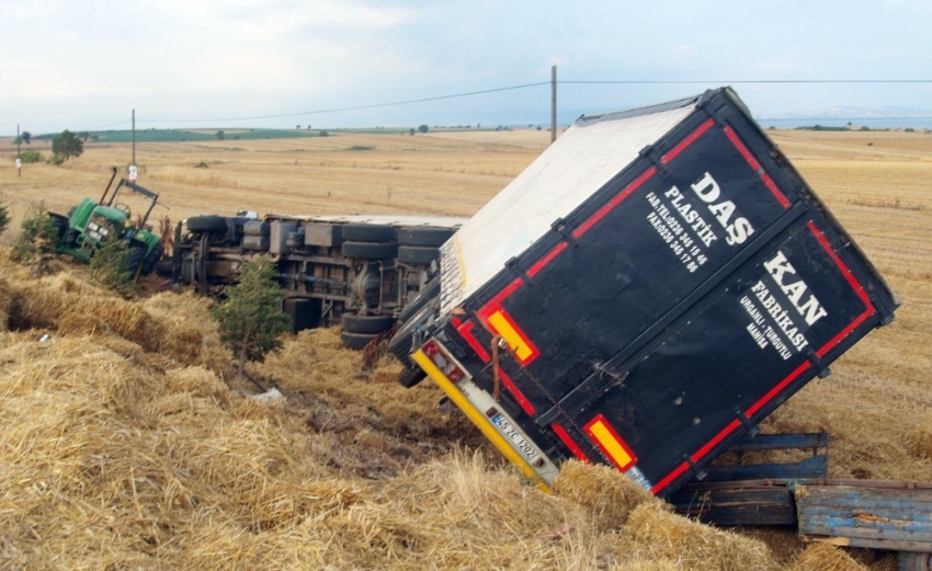 TIR traktöre çarptı: 2 ölü, 4 yaralı