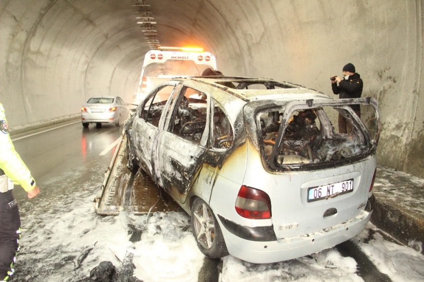 Baba kız yanan otomobilde canlarını son anda kurtardı