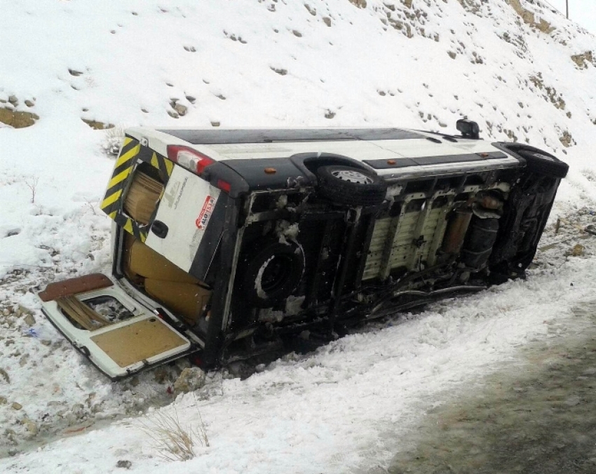 Cenazeye giden minibüs devrildi: 8 yaralı