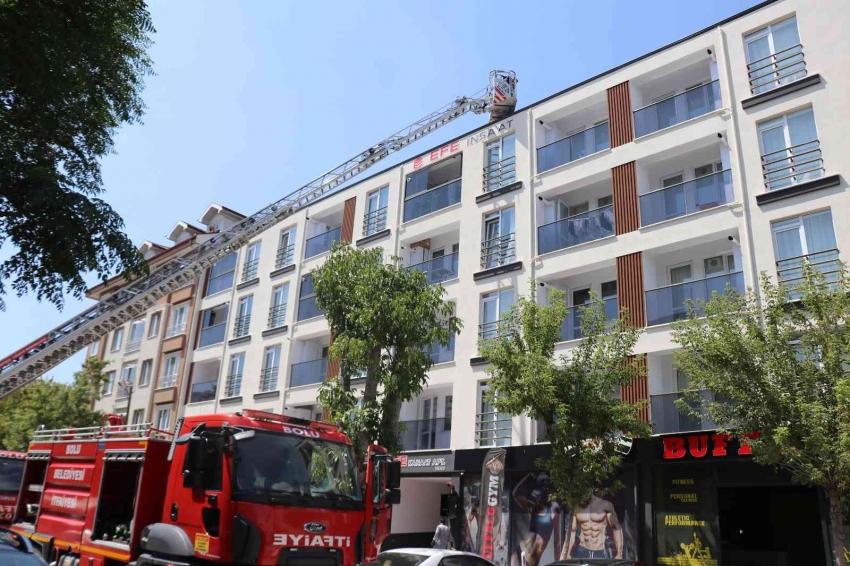 5 katlı apartmanın çatısı alev alev yandı