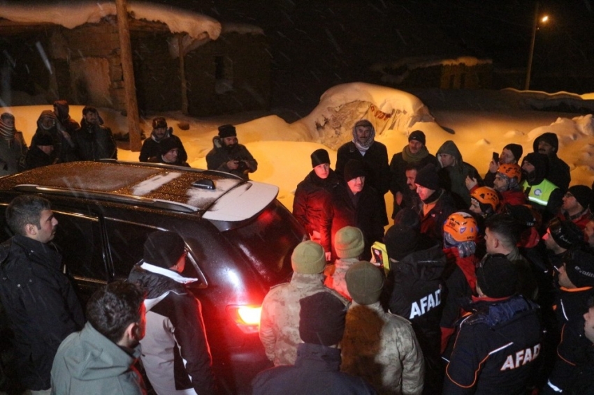 Çığ bölgesinde arama kurtarma çalışmalarına ara verildi