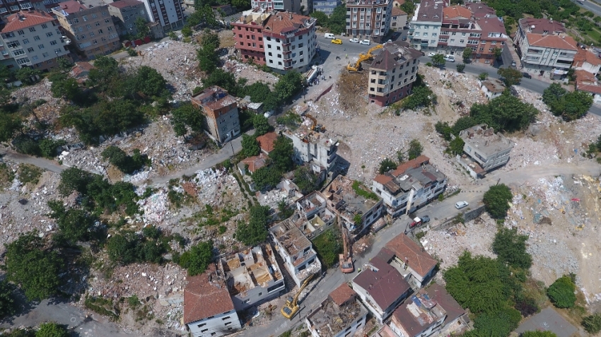 Gaziosmanpaşa’da 23 binanın yıkım anı havadan görüntülendi