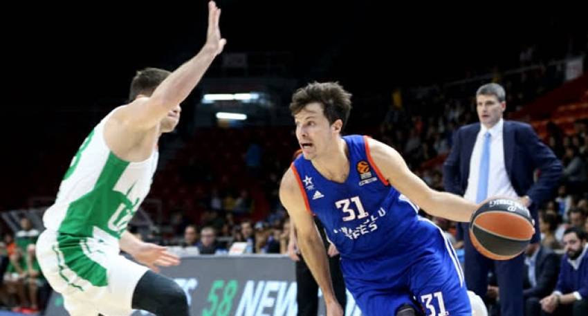 Anadolu Efes söktü aldı