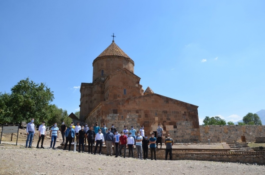 Yabancı uyruklu çocuklar Akdamar Adası’nı gezdi