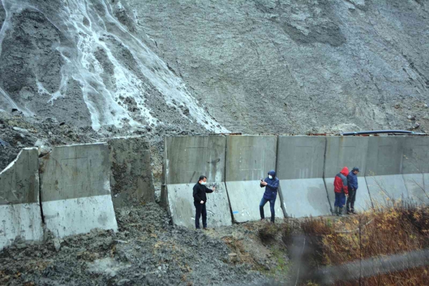 Ayvalık’ta demir tesisinin atık deposu patladı