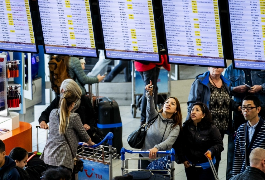 Amsterdam’da yüzlerce uçuş iptal edildi