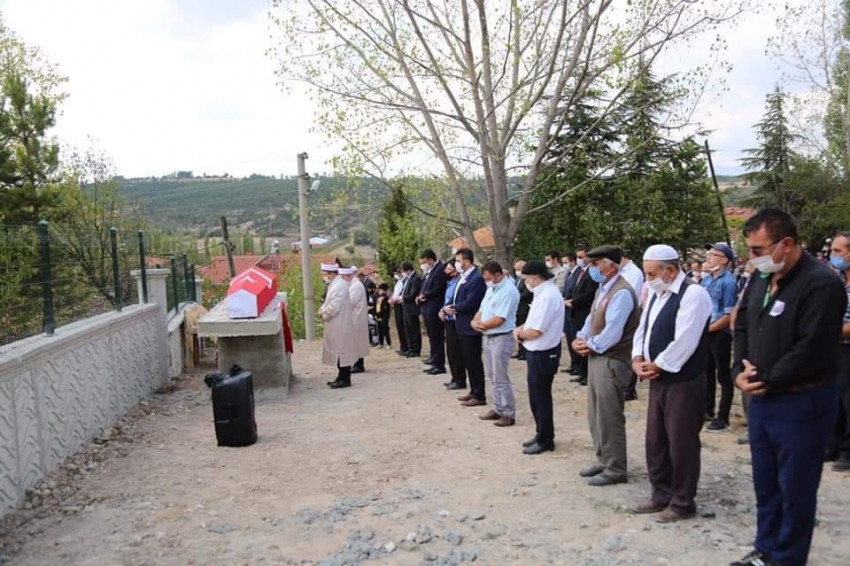 Tezkeresi beklenirken ölüm haberi gelen asker toprağa verildi